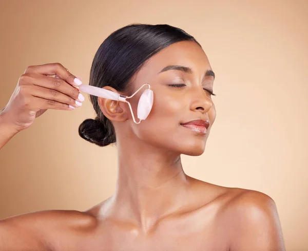 Donna Rullo Viso Cura Della Pelle Bellezza Cosmetici Dermatologia Invecchiamento — Foto Stock