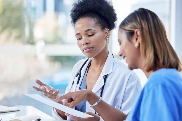 Mulheres Médicos Equipe Planejamento Papelada Documentos Resultados Testes Consultório Médico — Fotografia de Stock