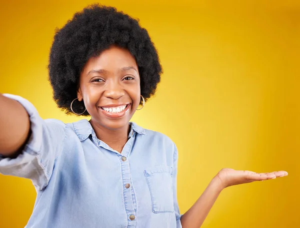 肖像画和黑人女性的广告姿态 模仿空间或营销推广的模型 商业女孩 脸和兴奋的人对黄色背景的产品投放交易感到高兴 — 图库照片