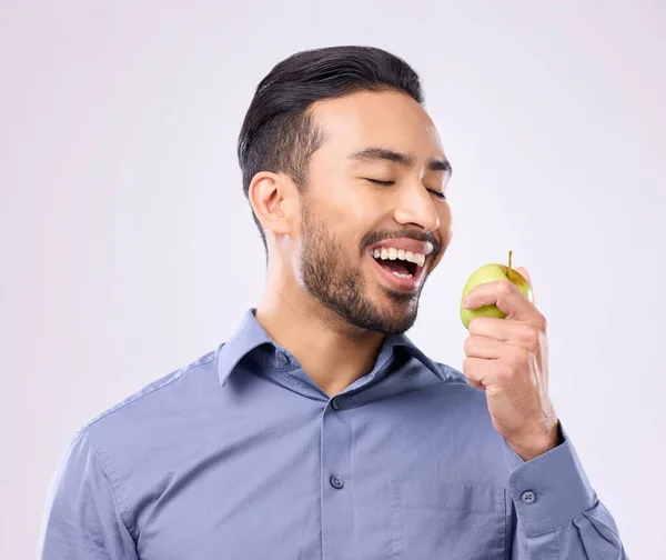 Hambriento Comiendo Hombre Asiático Con Una Manzana Aislada Sobre Fondo — Foto de Stock