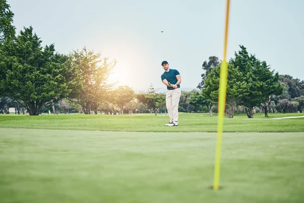 高尔夫球场和带高尔夫球杆的男子正在比赛 练习和训练的过程中 职业高尔夫球手 运动员和男子运动员因获胜 得分或击球手而与俱乐部一起击球 — 图库照片
