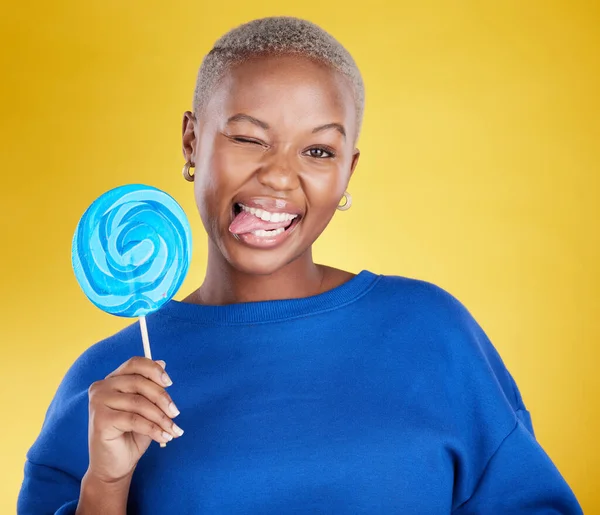 Portré Vicces Fekete Nyalókával Cukorkával Boldogsággal Stúdió Hátterében Arc Afro — Stock Fotó