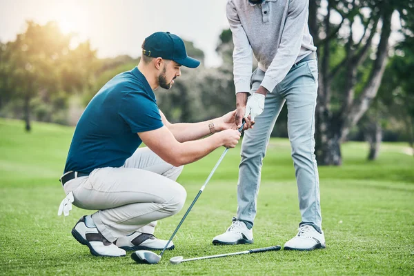 Lekcja Golfa Nauczanie Trener Sportowy Pomóc Człowiekowi Huśtawka Putt Udar — Zdjęcie stockowe