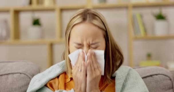 Nemocné Kýchání Žena Foukání Nos Chřipkou Nachlazení Nebo Horečka Zatímco — Stock video