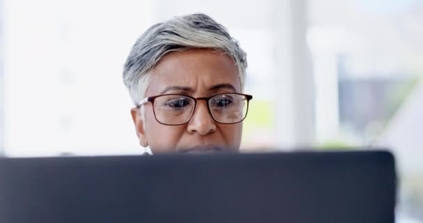 忧虑和严肃的女人阅读计算机电子邮件 市场研究或数据报告供在线审查 在办公室使用笔记本电脑的高级主管或女性的关切 忙碌和问题的解决 — 图库视频影像