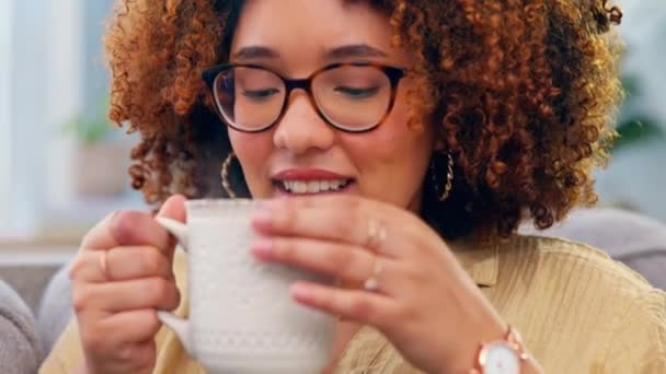 Чернокожая Женщина Расслабьтесь Выпейте Кофе Диване Счастлива Улыбается Размышляя Охлаждая — стоковое видео