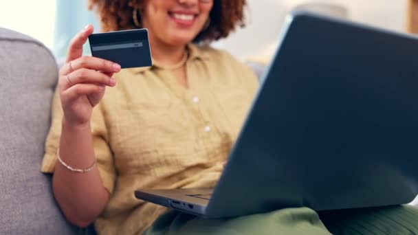クレジットカード オンラインショッピング 家庭での電子メール 支払いや銀行のためのソファの上にラップトップを持つ黒人女性 クレジットスコアと女の子のためのオンラインでのサブスクリプション メンバーシップまたはリビングルームでの予算 — ストック動画