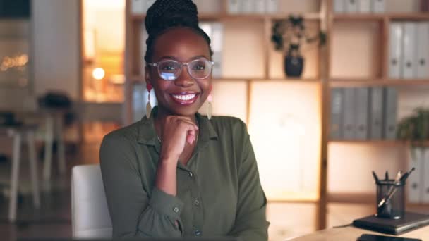 商业微笑和在职黑人女性 为自己的职业或工作感到自豪 来自尼日利亚的具有成功思维的眼镜 老板和快乐 自豪或自信的女企业家或专业人员 — 图库视频影像