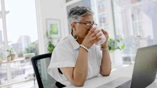 Mujer Negocios Pensando Bebiendo Café Escritorio Oficina Empresa Puesta Marcha — Vídeos de Stock