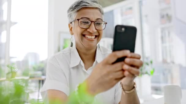 ビジネスの女性は Webアプリ 計画やインターネット検索のためのスマートフォンで笑って入力します 楽しいテキスト ネットワーキング オフィスでの連絡先チャットのための幸せな労働者 モバイル技術とオンライン接続 — ストック動画