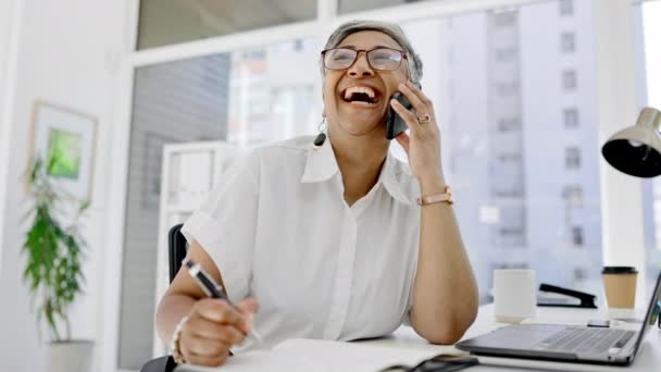 ネットワーキング スケジュール コミュニケーションのためのオフィスで女性の書き込み 電話や笑い 幸福のデスクでの携帯電話の連絡先との会話 幸せな労働者 — ストック動画