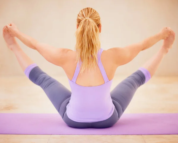 Equilibrio Excelente Mujer Flexible Una Posición Yoga Mientras Hace Yoga — Foto de Stock