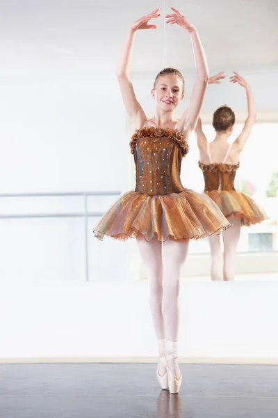 Perfecta Pirueta Largometraje Una Joven Bailarina Ensayando Estudio Con Espejo — Foto de Stock