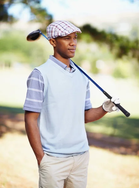 Gericht Komende Golfronde Een Serieus Uitziende Afrikaans Amerikaanse Golfspeler Die — Stockfoto