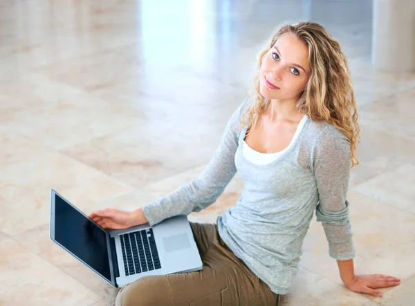 Casually Connected Τεχνολογία Laptop Μια Χαριτωμένη Νεαρή Ξανθιά Κάθεται Στο — Φωτογραφία Αρχείου