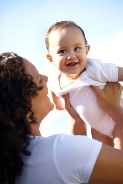 Você Pode Voar Uma Jovem Mãe Levantando Seu Bebê Sorridente — Fotografia de Stock