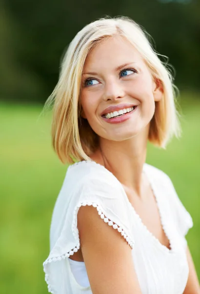 Pokazuje Swój Naturalnie Piękny Uśmiech Cute Młoda Kobieta Stojąca Zewnątrz — Zdjęcie stockowe