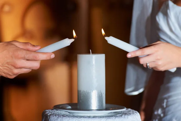 Symbol Eternal Love Cropped Closeup Shot Couple Lighting Candles Wedding — Stock Photo, Image