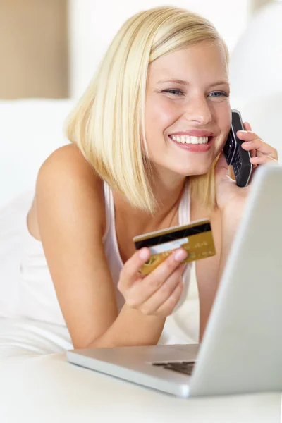 最前列に座って 彼女のクレジットカードでオンラインで何かを買う豪華な若い女性 — ストック写真