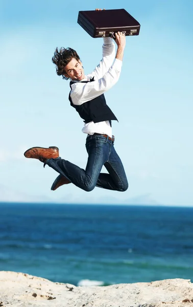 Свобода Самозанятым Счастливый Молодой Бизнесмен Подпрыгивает Держа Портфель Воздухе Океаном — стоковое фото