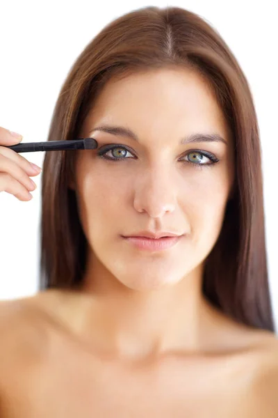 Makyajla Yüz Hatlarını Güçlendiriyor Yüzüne Makyaj Yapan Güzel Bir Esmerin — Stok fotoğraf