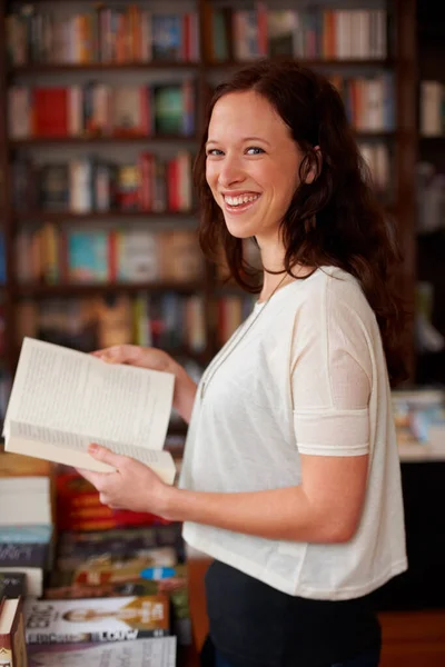 Nevet Lapozgat Lapokon Egy Boldog Fiatal Portréja Amint Egy Könyvesboltban — Stock Fotó