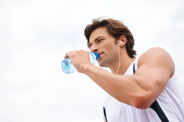 一个年轻英俊的男人在锻炼身体时喝水 — 图库照片