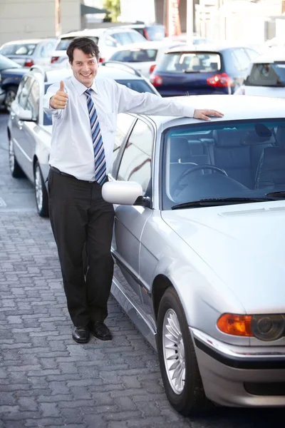 Sen doğru seçimi yaptın. Bir araba satıcısı galerisindeki bir arabanın yanında dururken sana onay veriyor.