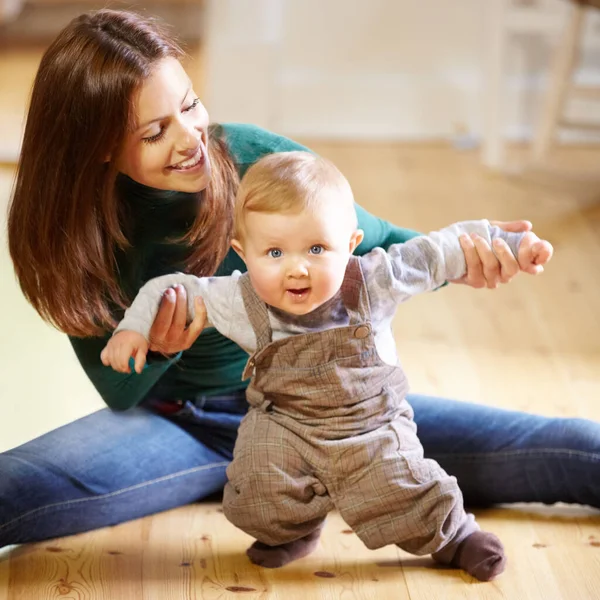 Wow Walking Thing Hard Smiling Young Mom Helping Her Baby — Stock Photo, Image