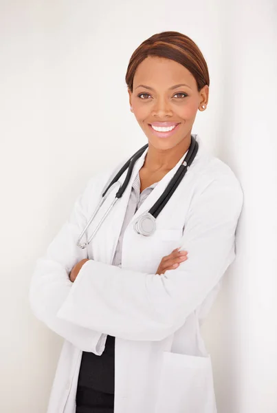 Mitt Drömjobb Porträtt Leende Etnisk Kvinna Läkare Med Armarna Vikta — Stockfoto