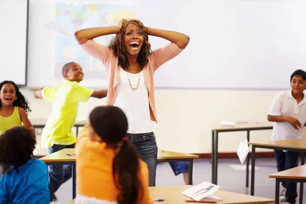 Jak Należy Postępować Niegrzecznymi Dziećmi Młody Nauczyciel Krzyczący Gdy Dzieci — Zdjęcie stockowe