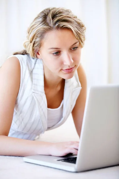 Читаю Искреннее Письмо Красивая Молодая Женщина Просматривает Интернет Своем Ноутбуке — стоковое фото