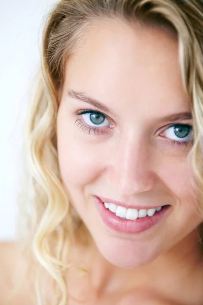 Czarujące Zielone Oczy Zbliżenie Portret Zachwycającej Młodej Piękności Uśmiechającej Się — Zdjęcie stockowe