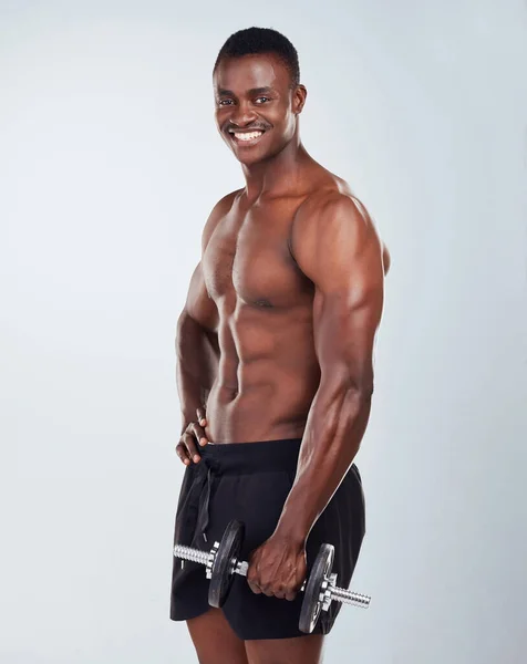 Retrato Modelo Fitness Afroamericano Sonriente Posando Topless Mientras Hace Ejercicio — Foto de Stock