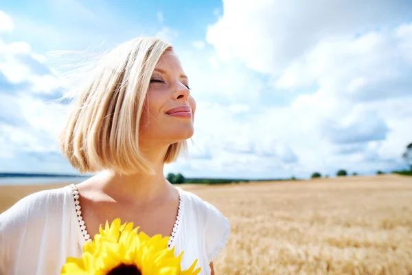 Vychutnává Klid Pohodu Usmívající Mladá Žena Stojící Pšeničném Poli Držící — Stock fotografie