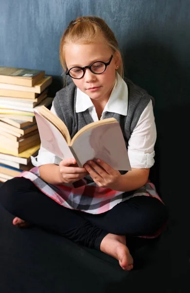 彼女は休憩時間に滞在し 読むことを好む 本に囲まれたクラスで静かに読む可愛いですブロンドの女の子 — ストック写真