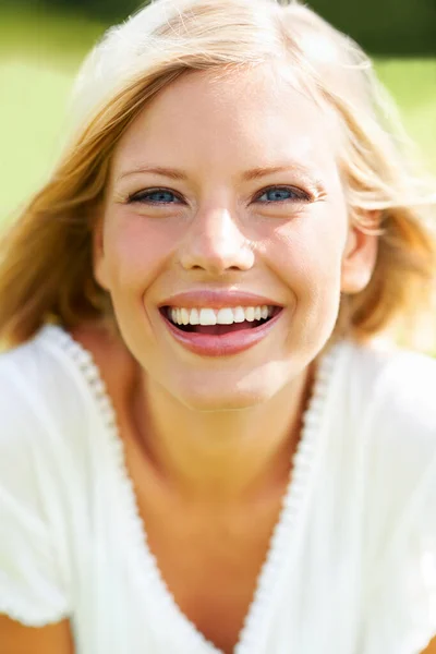 Świeżą Twarz Naturalne Piękno Piękna Młoda Kobieta Śmieje Się Uśmiecha — Zdjęcie stockowe