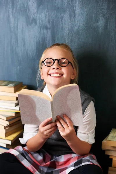 彼女はいつも読む時間を作っている 幸せなブロンド女の子研究でクラス囲まれた本 — ストック写真