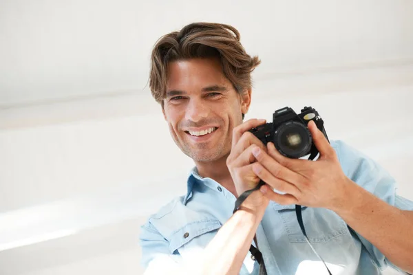Feliz Estalido Retrato Jovem Fotógrafo Segurando Dslr — Fotografia de Stock
