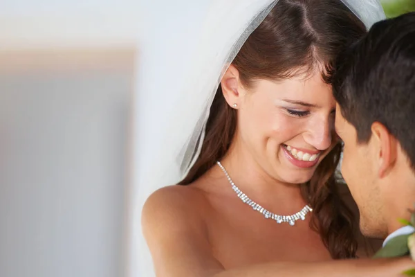 Lycklig Alla Sina Dagar Intim Bild Ett Nygift Par Sola — Stockfoto