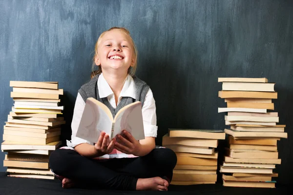 Encantan Los Libros Una Linda Chica Rubia Estudiando Clase Rodeada —  Fotos de Stock