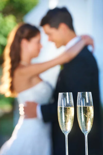 Firandet Kärleken Unga Nygifta Med Fokus Glas Champagne Förgrunden — Stockfoto