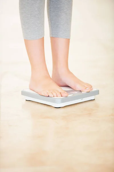 Überprüfen Sie Ihr Gewicht Ausgeschnittenes Bild Einer Frau Die Auf — Stockfoto