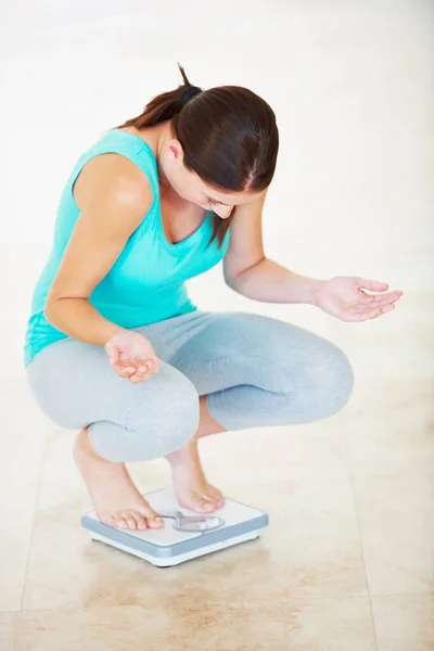 What Cant Right Young Woman Looking Disbelievingly Scale She Crouching — Stock Photo, Image