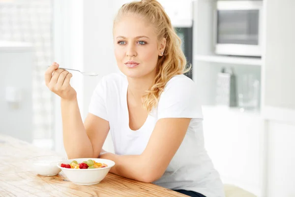 Εξετάζοντας Τις Διατροφικές Επιλογές Της Ελκυστική Νεαρή Γυναίκα Τρώει Φρουτοσαλάτα — Φωτογραφία Αρχείου