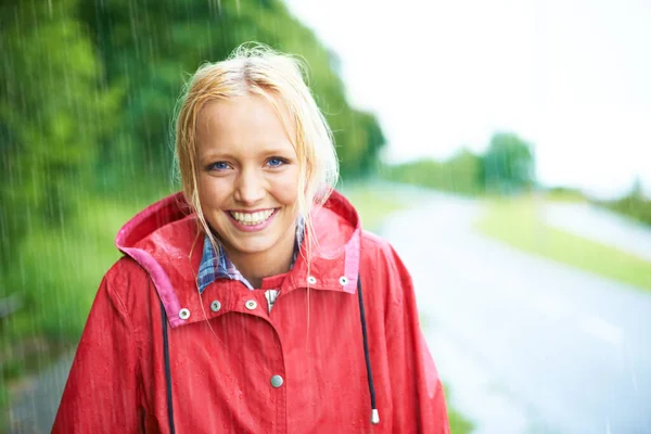 Muhteşem Bir Gülümseme Kırsal Bir Yolda Yağmurda Kırmızı Yağmurluk Giyen — Stok fotoğraf