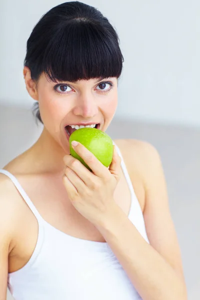 Sağlıklı Iyiliğin Tadını Çıkarıyorum Elma Yiyen Genç Bir Kadının Portresi — Stok fotoğraf