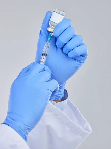 疫苗瓶 针头和医生手拉手工作室的安全 医疗保健和医药 封锁人员 疫苗接种和注射病毒 免疫和医用抗生素药瓶 — 图库照片