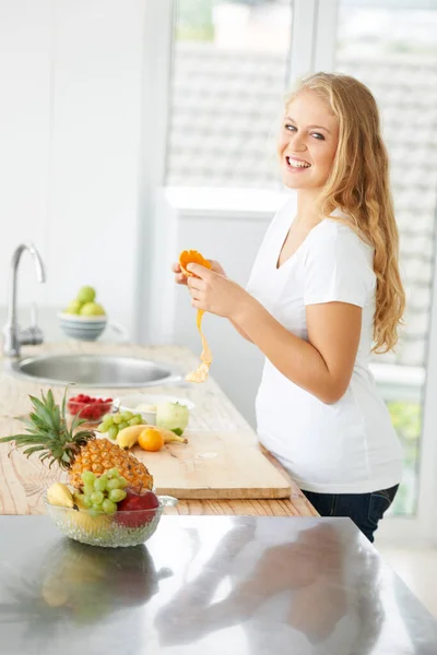 Having Healthy Snack Curvaceous Young Woman Peeling Fruit Her Kitchen — Stock Photo, Image