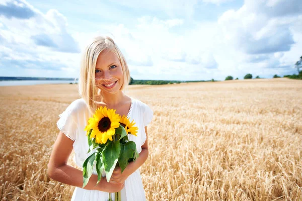 Krajina Krásy Pozitivní Mladá Žena Stojící Pšeničném Poli Držící Nějaké — Stock fotografie